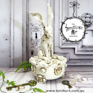 porcelain hare on box round gold 01