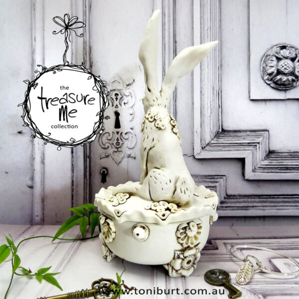 porcelain hare on box round gold 02