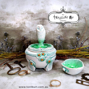 porcelain owl on small round box emerald 01